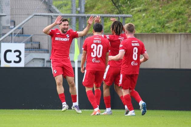 18.10.2025, xpfrx, Fussball 3.Liga, 1.FC Saarbruecken - SC Verl v.l. Torjubel nach dem Tor zum celebrating the goal celebrate 1:3 durch Berkan Taz (SC Verl) (DFL DFB REGULATIONS PROHIBIT ANY USE OF PHOTOGRAPHS as IMAGE SEQUENCES and or QUASI-VIDEO) Saarbruecken