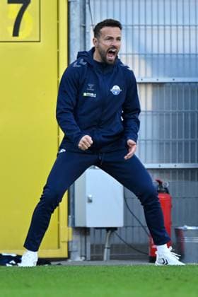 Paderborn, Home Deluxe Arena, 18.10.25, GER, Herren, 2.Bundesliga, Saison 2025-2026, SC Paderborn 07 - DSC Arminia Bielefeld Bild: Schlussjubel, Emotion, Freude bei Trainer Ralf KETTEMANN (Paderborn) DFL regulations prohibit any use of photographs as image sequences and or quasi-video. NRW Deutschland