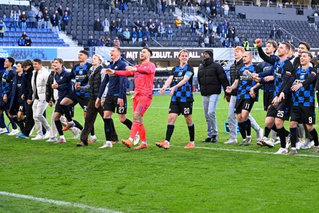 Paderborn, Home Deluxe Arena, 18.10.25, GER, Herren, 2.Bundesliga, Saison 2025-2026, SC Paderborn 07 - DSC Arminia Bielefeld Bild: Schlussjubel, Emotion, Freude bei den Spielern aus Paderborn DFL regulations prohibit any use of photographs as image sequences and or quasi-video. NRW Deutschland