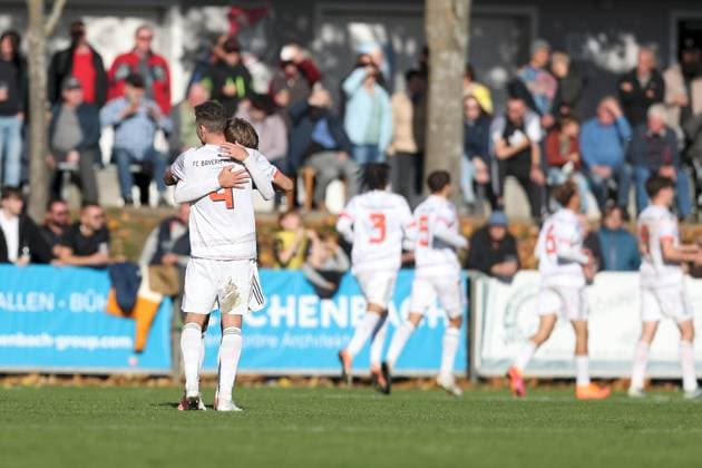 18.10.2025, xjcx, Herren, Fussball, Saison 2025 2026, Regionalliga Bayern, 14. Spieltag: TSV Aubstadt - FC Bayern Muenchen II Magnus Dalpiaz ( 2, FC Bayern München II) und David Heindl ( 4, FC Bayern München II), Torjubel Sulzfeld Schulstadion Aubstadt Bayern Deutschland