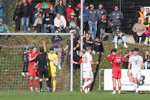 18.10.2025, xjcx, Herren, Fussball, Saison 2025 2026, Regionalliga Bayern, 14. Spieltag: TSV Aubstadt - FC Bayern Muenchen II Christopher Schwarzmann (TSV Scheßlitz) schickt Marco Nickel ( 29, TSV Aubstadt) mit Rot vom Feld Sulzfeld Schulstadion Aubstadt Bayern Deutschland