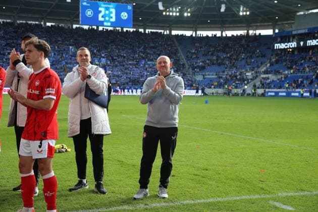 18.10.2025, xrekx, Fussball 2.Bundesliga, Karlsruher SC - 1.FC Kaiserslautern v.l. Carsten Rump Co-Trainer (1.FC Kaiserslautern) Torsten Lieberknecht Trainer (1.FC Kaiserslautern) Mannschaft, Spieler, jubeln nach Spielende, Team, Player, celebrate at the end of the match (DFL DFB REGULATIONS PROHIBIT ANY USE OF PHOTOGRAPHS as IMAGE SEQUENCES and or QUASI-VIDEO) Karlsruhe