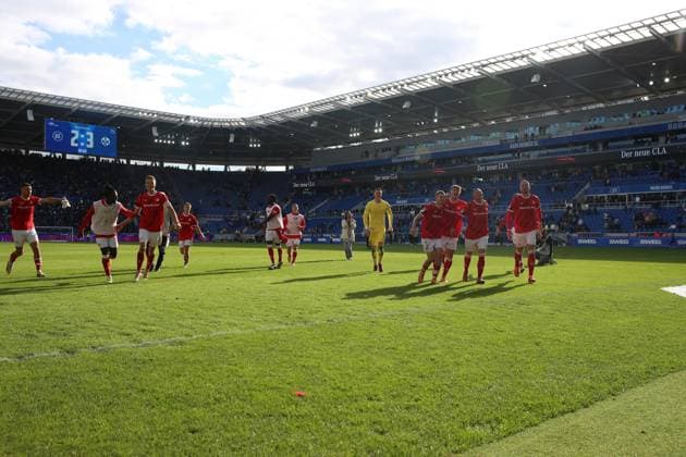 18.10.2025, xrekx, Fussball 2.Bundesliga, Karlsruher SC - 1.FC Kaiserslautern v.l. FC Kaiserslautern Mannschaft, Spieler, jubeln nach Spielende, Team, Player, celebrate at the end of the match (DFL DFB REGULATIONS PROHIBIT ANY USE OF PHOTOGRAPHS as IMAGE SEQUENCES and or QUASI-VIDEO) Karlsruhe