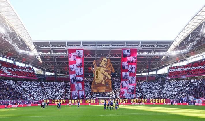 RB Leipzig - Hamburg Bundesliga Leipzig, 18.10.2025, Red Bull Arena, Fußball, 1.Bundesliga, 7.Spieltag , RB Leipzig vs. Hamburger SV, Im Bild: Verabschiedung des langjährigen RBL Spielers Yussuf Poulsen. , Nur zur redaktionellen Nutzung. Only editorial use. , DFL DFB regulations prohibit any use of photographs as image sequences and or quasi-video. ,