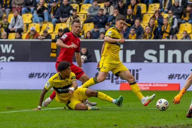 Aachen, Deutschland 18. Oktober 2025: 3. Liga - 2025 2026 - Alemannia Aachen vs. FC Ingolstadt 04 Im Bild: v.li. Max Besuschkow (FCI) mit der Chance zum 0:1 DFB regulations prohibit any use of photographs as image sequences and or quasi-video Tivoli Nordrhein Westfalen Copyright: xFotostandx xSchäferx