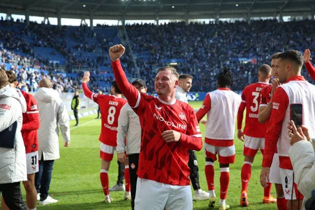 18.10.2025, xrekx, Fussball 2.Bundesliga, Karlsruher SC - 1.FC Kaiserslautern v.l. Marlon Ritter (1.FC Kaiserslautern) Mannschaft, Spieler, jubeln nach Spielende, Team, Player, celebrate at the end of the match (DFL DFB REGULATIONS PROHIBIT ANY USE OF PHOTOGRAPHS as IMAGE SEQUENCES and or QUASI-VIDEO) Karlsruhe