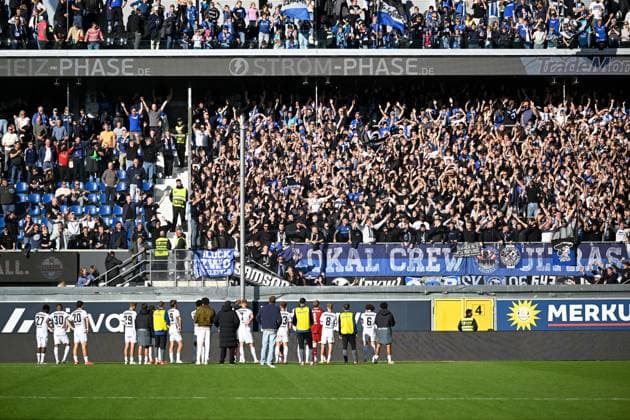 Paderborn, Home Deluxe Arena, 18.10.25, GER, Herren, 2.Bundesliga, Saison 2025-2026, SC Paderborn 07 - DSC Arminia Bielefeld Bild: Spieler aus Bielefeld unzufrieden, enttaeuscht, niedergeschlagen, frustriert, traurig vor Fankurve, Fans, Fanblock DFL regulations prohibit any use of photographs as image sequences and or quasi-video. NRW Deutschland