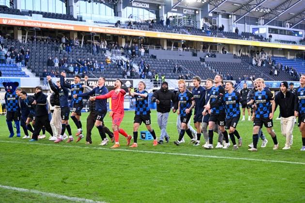 Paderborn, Home Deluxe Arena, 18.10.25, GER, Herren, 2.Bundesliga, Saison 2025-2026, SC Paderborn 07 - DSC Arminia Bielefeld Bild: Schlussjubel, Emotion, Freude bei den Spielern aus Paderborn DFL regulations prohibit any use of photographs as image sequences and or quasi-video. NRW Deutschland