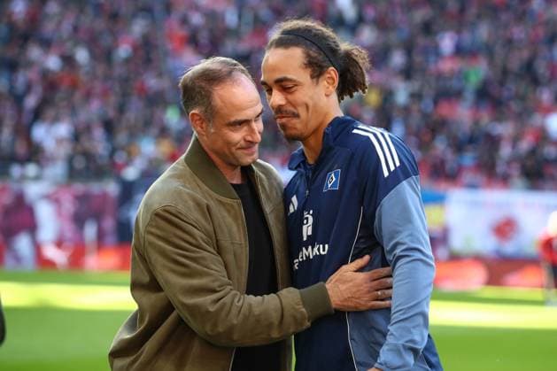 18.10.2025, xtgx, Fussball 1. Bundesliga, RB Leipzig - Hamburger SV emspor, v.l. Oliver Mintzlaff (RB) verabschiedet Yussuf Poulsen (HSV, 15) (DFL DFB REGULATIONS PROHIBIT ANY USE OF PHOTOGRAPHS as IMAGE SEQUENCES and or QUASI-VIDEO) Leipzig