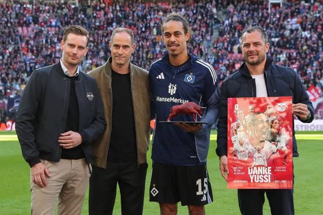 18.10.2025, xtgx, Fussball 1. Bundesliga, RB Leipzig - Hamburger SV emspor, v.l. RB Leipzig verabschiedet Yussuf Poulsen (HSV, 15) (DFL DFB REGULATIONS PROHIBIT ANY USE OF PHOTOGRAPHS as IMAGE SEQUENCES and or QUASI-VIDEO) Leipzig *** 18 10 2025, xtgx, Fussball 1 Bundesliga, RB Leipzig Hamburger SV emspor, v l RB Leipzig verabschiedet Yussuf Poulsen HSV, 15 DFL DFB REGULATIONS PROHIBIT ANY USE OF PHOTOGRAPHS as IMAGE SEQUENCES and or QUASI VIDEO Leipzig