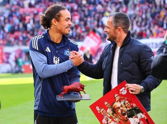RB Leipzig - Hamburg Bundesliga Leipzig, 18.10.2025, Red Bull Arena, Fussball, Bundesliga, Spieltag 7 , RB Leipzig vs. Hamburger SV , Yussuf Poulsen wurde von RB Leipzig verabschiedet. Der ehemalige RB Spieler spielt seit dieser Saison für die Hamburger. Im Bild: Yussuf Poulsen und Marcel Schäfer Schaefer (RB Leipzig, Geschäftsführer ,