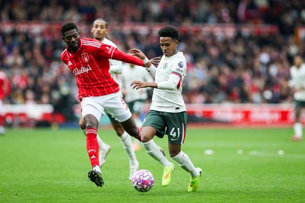 Nottingham Forest v Chelsea, Premier League Chelsea forward Estevao battles with Nottingham Forest midfielder Ibrahim Sangare during the Nottingham Forest v Chelsea Premier League match at the City Ground, West Bridgford, England on 18 October 2025 Credit: Phil Duncan Every Second Media Editorial use only. All images are copyright Every Second Media Limited. No images may be reproduced without prior permission. All rights reserved. Premier League and Football League images are subject to licensing agreements with Football DataCo Limited. see https: www.football-dataco.com Copyright: xIMAGO EveryxSecondxMediax ESM-1623-0053 PhilxDuncanx xEveryxSecondxMediax