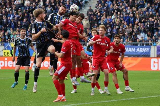 18.10.2025, Fussball, Herren, 3. Liga, Saison 2025 2026, 1. FC Saarbrücken - SC Verl, Kai Bruenker (1. FC Saarbruecken), Joel Bichsel (1. FC Saarbruecken), Joshua Eze (SC Verl), Timur Gayret (SC Verl), Jonas Arweiler (SC Verl) Saarbrücken Ludwigsparkstadion Saarland Deutschland (DE) Copyright: xSebastianxBachx