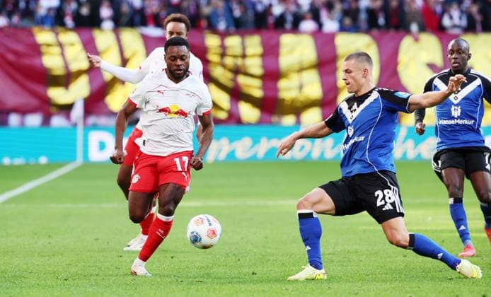 RB Leipzig - Hamburg Bundesliga Leipzig, 18.10.2025, Red Bull Arena, Fußball, 1.Bundesliga, 7.Spieltag , RB Leipzig vs. Hamburger SV, Im Bild von links: Ridle Baku (17, RB Leipzig), Miro Muheim ( 28, HSV). , Nur zur redaktionellen Nutzung. Only editorial use. , DFL DFB regulations prohibit any use of photographs as image sequences and or quasi-video. ,