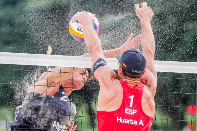 (251018) -- LAGUNA PROVINCE, Oct. 18, 2025 -- Marco Viscovich (L) of Italy competes against Alejandro Huerta Pastor of Spain during the men s quarterfinal match between Alejandro Huerta Pastor Adrian Gavira Collado of Spain and Enrico Rossi Marco Viscovich of Italy in the Volleyball World Beach Pro Tour in Laguna Province, the Philippines, on October 18, 2025. ) (SP)THE PHILIPPINES-LAGUNA PROVINCE-VOLLEYBALL WORLD BEACH PRO TOUR ROUELLExUMALI 