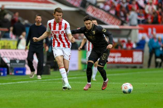 Köln, Deutschland, 18.10.25: Dominique Heintz (1. FC Köln) und Fabian Rieder (FC Augsburg) im Kampf um den Ball waehrend des Spiels der 1. Bundesliga zwischen 1. FC Köln vs FC Augsburg im RheinEnergieStadion Köln RheinEnergieStadion North Rhine-Westphalia Germany Copyright: xBrauer-Fotoagenturx xAdrianxSchlx