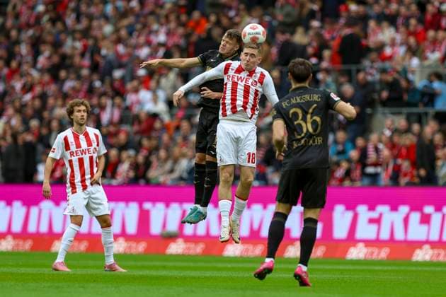 Köln, Deutschland, 18.10.25: Robin Fellhauer (FC Augsburg) und Isak Johannesson (1. FC Köln) im Kampf um den Ball waehrend des Spiels der 1. Bundesliga zwischen 1. FC Köln vs FC Augsburg im RheinEnergieStadion Köln RheinEnergieStadion North Rhine-Westphalia Germany Copyright: xBrauer-Fotoagenturx xAdrianxSchlx
