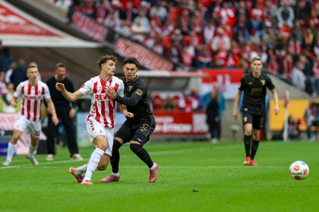 Köln, Deutschland, 18.10.25: Eric Martel (1. FC Köln) und Fabian Rieder (FC Augsburg) im Kampf um den Ball waehrend des Spiels der 1. Bundesliga zwischen 1. FC Köln vs FC Augsburg im RheinEnergieStadion Köln RheinEnergieStadion North Rhine-Westphalia Germany Copyright: xBrauer-Fotoagenturx xAdrianxSchlx