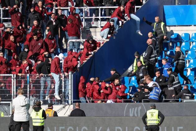 unschoene Szenen nach dem Spiel, die Fans vom FCK wollen gewaltsam in den Karlsruher Fanbereich, Karlsruher SC vs. 1. FC Kaiserslautern, 2. Bundesliga, 9. Spieltag, 2025 2026, 18.10.2025, DFL REGULATIONS PROHIBIT ANY USE OF PHOTOGRAPHS AS IMAGE SEQUENCES AND OR QUASI-VIDEO, Karlsruher SC vs. 1. FC Kaiserslautern, 2. Bundesliga, 9. Spieltag, 2025 2026, 18.10.2025 Karlsruhe