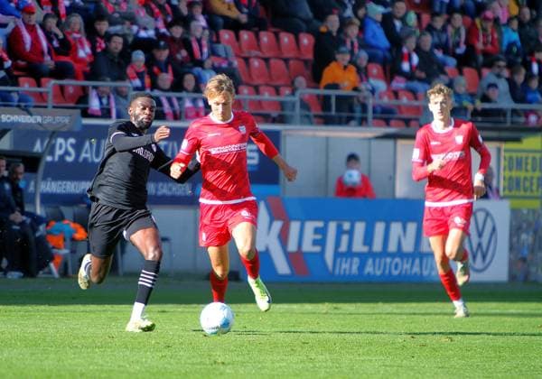 Mc Moordy Hüther (Greifswald , links) im Zweikampf mit Jonas Dittrich (Zwickau) Fußball Regionalliga Nordost 2025 26 FSV Zwickau - Greifswalder FC am 18.10.2025 FSV Zwickau - Greifswalder FC