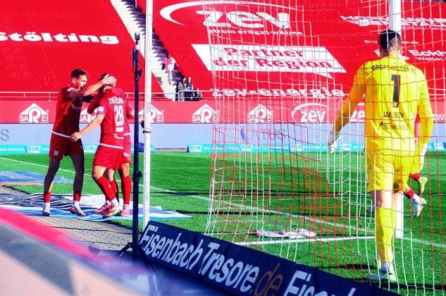 Jubel nach dem 1:0 um den Torschützen Daniel Haubner (Zwickau, 2.v.l.) , rechts Torhüter Jakub Jakubov (Greifswald) Fußball Regionalliga Nordost 2025 26 FSV Zwickau - Greifswalder FC am 18.10.2025 FSV Zwickau - Greifswalder FC