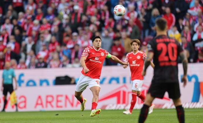 DEU, Mainz, FSV Mainz 05 vs Bayer Leverkusen, Bundesliga, DFB, MEWA Arena, 7. Spieltag, im Bild: Torschuss Nadiem Amiri (Mainz 05 10) DFB DFL REGULATIONS PROHIBIT ANY USE OF PHOTOGRAPHS AS IMAGE SEQUENCES AND OR QUASI-VIDEO, 18.10.2025 Copyright: HMBxMedia HendrikxHamelau