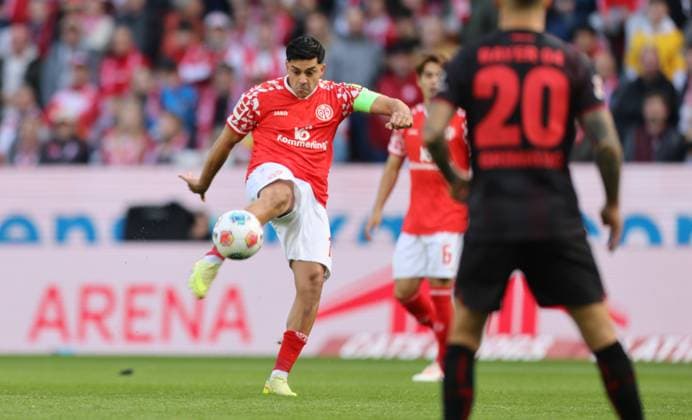DEU, Mainz, FSV Mainz 05 vs Bayer Leverkusen, Bundesliga, DFB, MEWA Arena, 7. Spieltag, im Bild: Torschuss Nadiem Amiri (Mainz 05 10) DFB DFL REGULATIONS PROHIBIT ANY USE OF PHOTOGRAPHS AS IMAGE SEQUENCES AND OR QUASI-VIDEO, 18.10.2025 Copyright: HMBxMedia HendrikxHamelau