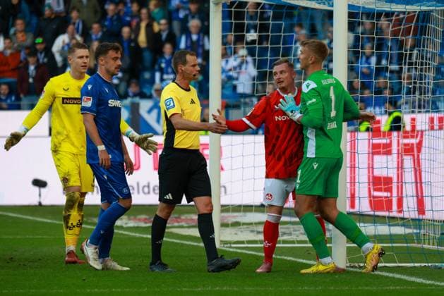 18.10.2025, xhettx, Fussball 2.Bundesliga, Karlsruher SC - 1.FC Kaiserslautern v.l. Marlon Ritter (1. FC Kaiserslautern, 7) und Hans Christian Bernat (Karlsruher SC, 1) am rangeln (DFL DFB REGULATIONS PROHIBIT ANY USE OF PHOTOGRAPHS as IMAGE SEQUENCES and or QUASI-VIDEO) Karlsruhe