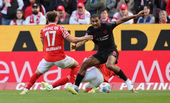 DEU, Mainz, FSV Mainz 05 vs Bayer Leverkusen, Bundesliga, DFB, MEWA Arena, 7. Spieltag, im Bild v.l.n.r: Benedict Hollerbach (Mainz 05 17), LoÃ¯c BadÃ (Bayer Leverkusen 5) DFB DFL REGULATIONS PROHIBIT ANY USE OF PHOTOGRAPHS AS IMAGE SEQUENCES AND OR QUASI-VIDEO, 18.10.2025 Copyright: HMBxMedia HendrikxHamelau