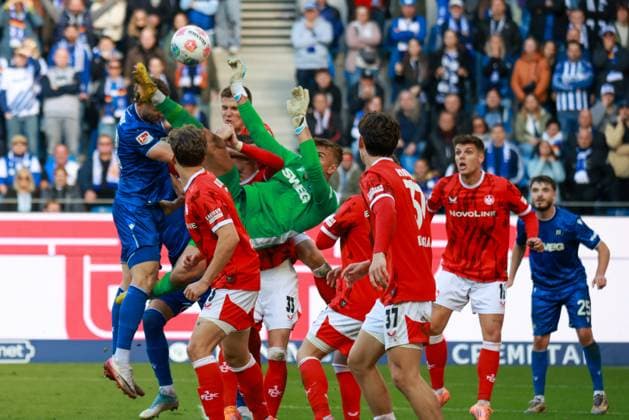 18.10.2025, xhettx, Fussball 2.Bundesliga, Karlsruher SC - 1.FC Kaiserslautern v.l. Fallrückzieher von Hans Christian Bernat (Karlsruher SC, 1) (DFL DFB REGULATIONS PROHIBIT ANY USE OF PHOTOGRAPHS as IMAGE SEQUENCES and or QUASI-VIDEO) Karlsruhe