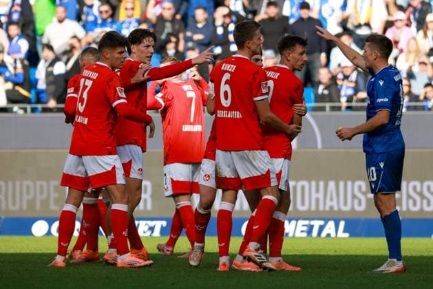 18.10.2025, xhettx, Fussball 2.Bundesliga, Karlsruher SC - 1.FC Kaiserslautern v.l. Marvin Wanitzek (Karlsruher SC, 10) verweist die Spieler von Lautern von der KSC Seite (DFL DFB REGULATIONS PROHIBIT ANY USE OF PHOTOGRAPHS as IMAGE SEQUENCES and or QUASI-VIDEO) Karlsruhe