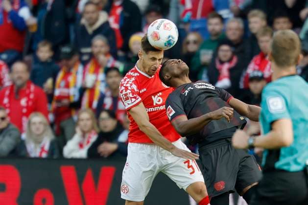v.l. Dominik Kohr (1.FSV Mainz 05, 31) und Christian Kofane (Bayer 04 Leverkusen, 35) 18.10.2025, Fussball, Bundesliga, 1. FSV Mainz 05 - Bayer 04 Leverkusen, GER, Mainz, MEWA ARENA, DFL REGULATIONS PROHIBIT ANY USE OF PHOTOGRAPHS AS IMAGE SEQUENCES AND OR QUASI-VIDEO. Copyright: HMBxMedia xHeikoxBecker