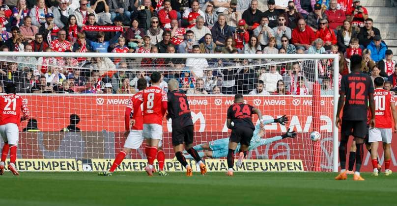 Alejandro Grimaldo (Bayer 04 Leverkusen, 20) verdeckt Goal scored, erzielt das Tor zum 1:0, celebrate the goal per Strafstoß, Strafstoss, Elfer, Elfmeter, 18.10.2025, Fussball, Bundesliga, 1. FSV Mainz 05 - Bayer 04 Leverkusen, GER, Mainz, MEWA ARENA, DFL REGULATIONS PROHIBIT ANY USE OF PHOTOGRAPHS AS IMAGE SEQUENCES AND OR QUASI-VIDEO. Copyright: HMBxMedia xHeikoxBecker
