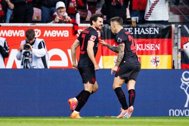 Alejandro Grimaldo (Bayer 04 Leverkusen) bejubelt den Treffer zum 0:1 mit Jonas Hofmann (Bayer 04 Leverkusen), FSV Mainz 05 vs Bayer 04 Leverkusen, Fussball, 1. Bundesliga, 7. Spieltag, Saison 2025 2026, 18.10.2025 DFB regulations prohibit any use of photographs as image sequences and or quasi-video. FSV Mainz 05 vs Bayer 04 Leverkusen, Fussball, 1. Bundesliga, 7. Spieltag, Saison 2025 2026, 18.10.2025 Copyright: xEibner-Pressefoto AlexanderxNeisx EP_ANS