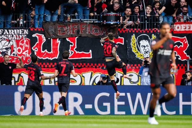 Alejandro Grimaldo (Bayer 04 Leverkusen) bejubelt den Treffer zum 0:1 vor den Fans, FSV Mainz 05 vs Bayer 04 Leverkusen, Fussball, 1. Bundesliga, 7. Spieltag, Saison 2025 2026, 18.10.2025 DFB regulations prohibit any use of photographs as image sequences and or quasi-video. FSV Mainz 05 vs Bayer 04 Leverkusen, Fussball, 1. Bundesliga, 7. Spieltag, Saison 2025 2026, 18.10.2025 Copyright: xEibner-Pressefoto AlexanderxNeisx EP_ANS