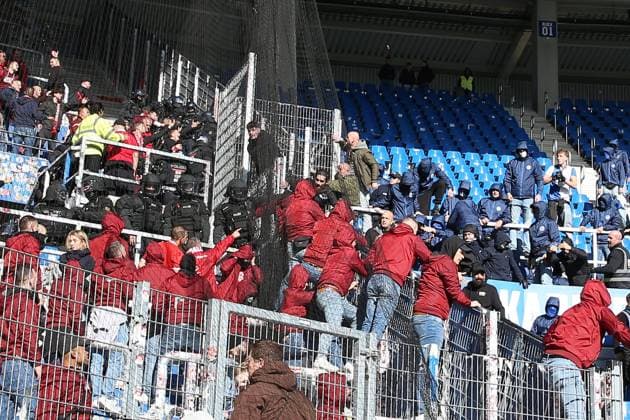 18.10.2025, xrekx, Fussball 2.Bundesliga, Karlsruher SC - 1.FC Kaiserslautern v.l. Krawalle, Randale,Provokation, schlagerei, Polizei, FCK und KSC Fans nach dem Spiel (DFL DFB REGULATIONS PROHIBIT ANY USE OF PHOTOGRAPHS as IMAGE SEQUENCES and or QUASI-VIDEO) Karlsruhe