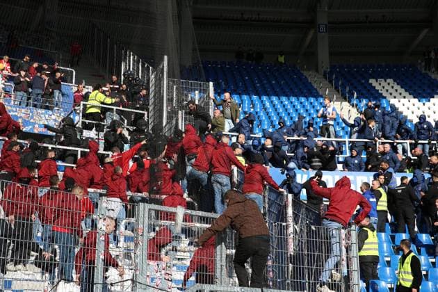 18.10.2025, xrekx, Fussball 2.Bundesliga, Karlsruher SC - 1.FC Kaiserslautern v.l. Krawalle, Randale,Provokation, schlagerei, Polizei, FCK und KSC Fans nach dem Spiel (DFL DFB REGULATIONS PROHIBIT ANY USE OF PHOTOGRAPHS as IMAGE SEQUENCES and or QUASI-VIDEO) Karlsruhe