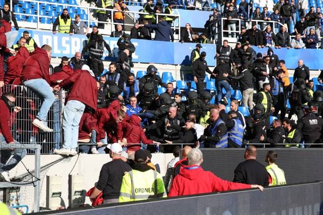 18.10.2025, xrekx, Fussball 2.Bundesliga, Karlsruher SC - 1.FC Kaiserslautern v.l. Krawalle, Randale,Provokation, schlagerei, Polizei, FCK und KSC Fans nach dem Spiel (DFL DFB REGULATIONS PROHIBIT ANY USE OF PHOTOGRAPHS as IMAGE SEQUENCES and or QUASI-VIDEO) Karlsruhe