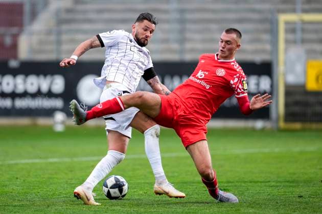 v.li.: Pascal Testroet (SVS, 37) tritt über den Ball, Philipp Schulz (Mainz II, 4), Zweikampf, Spielszene, Duell, duel, tackle, tackling, Dynamik, Action, Aktion, im Strafraum, Strafraumszene, 18.10.2025, Sandhausen (Deutschland), Fussball, Regionalliga Südwest, SV Sandhausen - 1.FSV Mainz 05 II