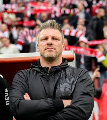 Trainer Lukasz Kwasniok (1. FC Köln) Fussball 1. Bundesliga, 7.Spieltag, 1. FC Koeln - FC Augsburg, am 18.10.2025 in Koeln Deutschland. DFL regulations prohibit any use of photographs as image sequences and or quasi-video Â