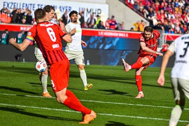 GER, 1. FBL, 1. FC Heidenheim vs SV Werder Bremen 18.10.2025, Voith-Arena, Heidenheim, GER, 1. FBL, 1. FC Heidenheim vs SV Werder Bremen, im Bild Budu Zivzivadze (Heidenheim, 11) findet eine Luecke in der Abwehr