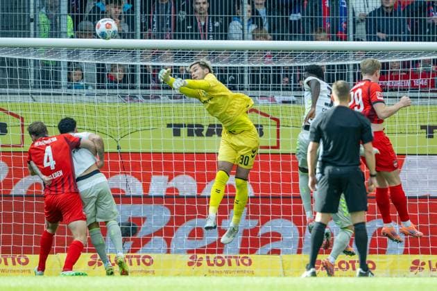 Tim Siersleben (FC Heidenheim, 04), Torwart Mio Backhaus (SV Werder Bremen, 30), Yukinari Sugawara (SV Werder Bremen, 03), Mikkel Kaufmann (FC Heidenheim, 29), GER, 1. FC Heidenheim vs. Werder Bremen, Fussball, Bundesliga, 7. Spieltag, Spielzeit 2025 2026, 18.10.2025, DFL DFB REGULATIONS PROHIBIT ANY USE OF PHOTOGRAPHS AS IMAGE SEQUENCES AND OR QUASI-VIDEO, GER, 1. FC Heidenheim vs. Werder Bremen, Fussball, Bundesliga, 7. Spieltag, Spielzeit 2025 2026, 18.10.2025 Heidenheim Copyright: xEibner-Pressefotox EP_EER