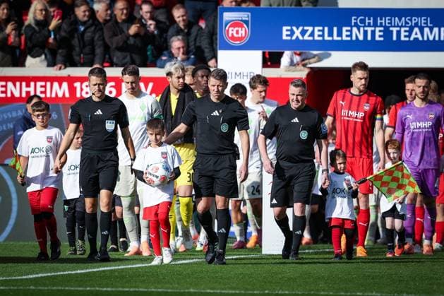 Angefuehrt von Referee Schiedsrichter Patrick Ittrich betreten die Teams den Rasen, 1. FC Heidenheim 1846 vs. SV Werder Bremen, DFL, Bundesliga, Saison 2025 2026, Voith Arena, Hinrunde, 7. Spieltag, 18.10.2025 DFB regulations prohibit any use of photographs as image sequences and or quasi-video Heidenheim Baden-Wuerttemberg Deutschland