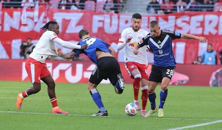 Johan Bakayoko, Luka Vuskovic, Romulo, Miro Muheim am Ball Zweikampf Spielszene Aktion Fußball Fussball DFL Bundesliga Herren 7. Spieltag Saison 2025 2026 18.10.2025 Rasen Ballsport RB Leipzig RBL vs. Hamburger SV HSV in der RedBull Arena DFL regulations prohibit any use of photographs as image sequences and or quasi-video.