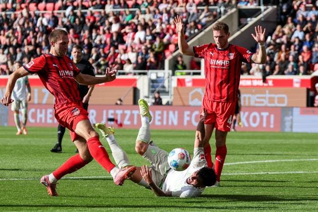 Aktion zwischen Jonas Foehrenbach 19 (1FC Heidenheim 1846), links, und Cameron Puertas 18 (SV Werder Bremen) sowie Tim Siersleben 4 (1FC Heidenheim 1846), 1. FC Heidenheim 1846 vs. SV Werder Bremen, DFL, Bundesliga, Saison 2025 2026, Voith Arena, Hinrunde, 7. Spieltag, 18.10.2025 DFB regulations prohibit any use of photographs as image sequences and or quasi-video Heidenheim Baden-Wuerttemberg Deutschland