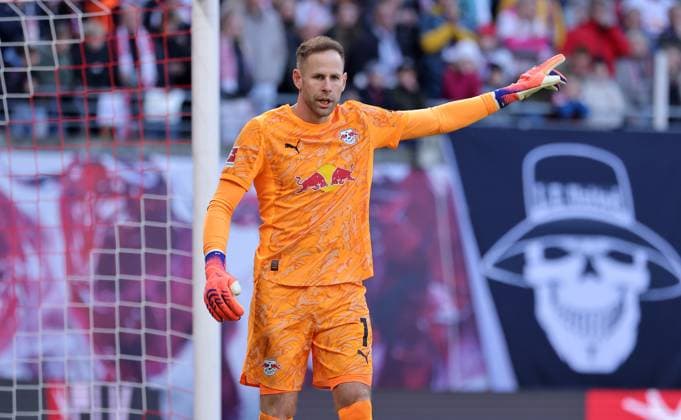 Torwart Peter Gulacsi zeigend, gestikulierend Aktion Oberkörper Fußball Fussball DFL Bundesliga Herren 7. Spieltag Saison 2025 2026 18.10.2025 Rasen Ballsport RB Leipzig RBL vs. Hamburger SV HSV in der RedBull Arena DFL regulations prohibit any use of photographs as image sequences and or quasi-video.