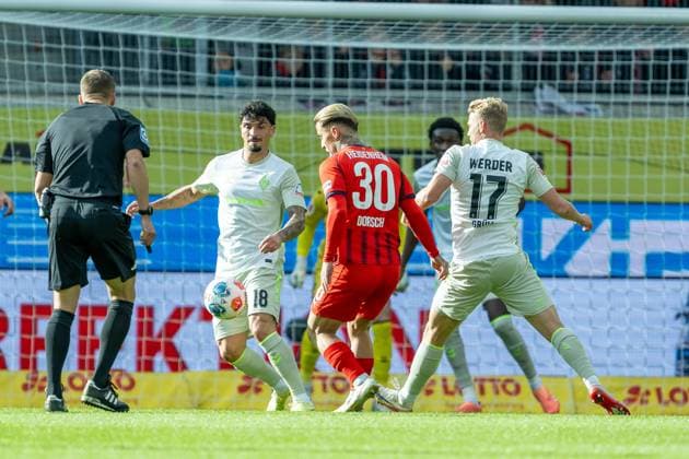 Cameron Puertas (SV Werder Bremen, 18), Niklas Dorsch (FC Heidenheim, 30), Marco Gruell (SV Werder Bremen, 17), GER, 1. FC Heidenheim vs. Werder Bremen, Fussball, Bundesliga, 7. Spieltag, Spielzeit 2025 2026, 18.10.2025, DFL DFB REGULATIONS PROHIBIT ANY USE OF PHOTOGRAPHS AS IMAGE SEQUENCES AND OR QUASI-VIDEO, GER, 1. FC Heidenheim vs. Werder Bremen, Fussball, Bundesliga, 7. Spieltag, Spielzeit 2025 2026, 18.10.2025 Heidenheim Copyright: xEibner-Pressefotox EP_EER