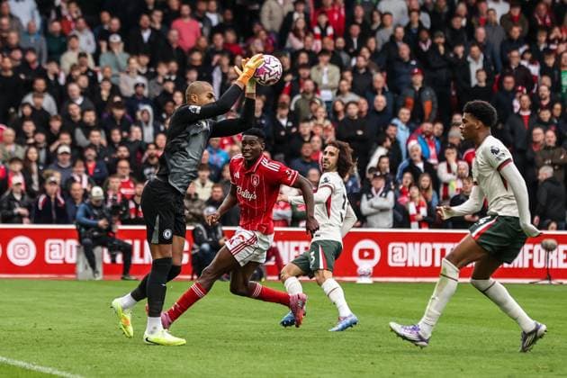 Premier League Nottingham Forest v Chelsea Chelsea goalkeeper Robert Sanchez collects the ball during the Premier League match Nottingham Forest vs Chelsea at City Ground, Nottingham, United Kingdom, 18th October 2025 (Photo by Alfie Cosgrove News Images) Nottingham City Ground Nottinghamshire United Kingdom Copyright: xAlfiexCosgrove NewsxImagesx