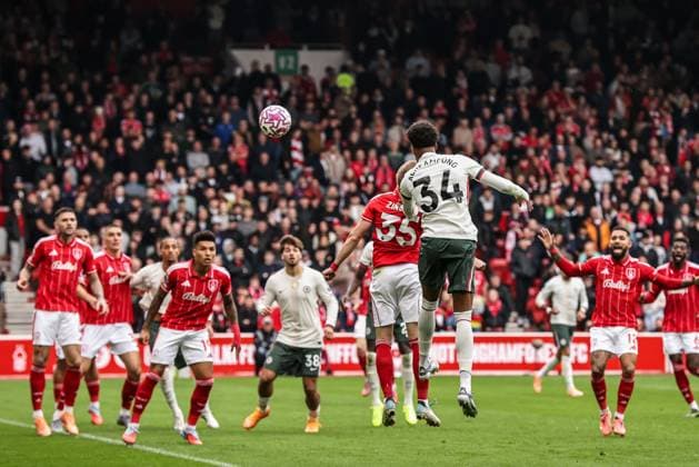 Premier League Nottingham Forest v Chelsea Josh Acheampong of Chelsea heads on goal during the Premier League match Nottingham Forest vs Chelsea at City Ground, Nottingham, United Kingdom, 18th October 2025 (Photo by Alfie Cosgrove News Images) Nottingham City Ground Nottinghamshire United Kingdom Copyright: xAlfiexCosgrove NewsxImagesx