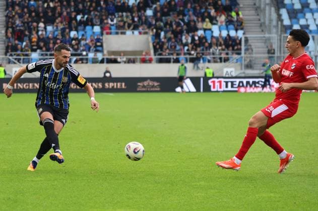 18.10.2025, Fussball, Herren, 3. Liga, Saison 2025 2026, 1. FC Saarbrücken - SC Verl, Kasim Rabihic (1. FC Saarbruecken), Timur Gayret (SC Verl) Saarbrücken Ludwigsparkstadion Saarland Deutschland (DE) Copyright: xSebastianxBachx